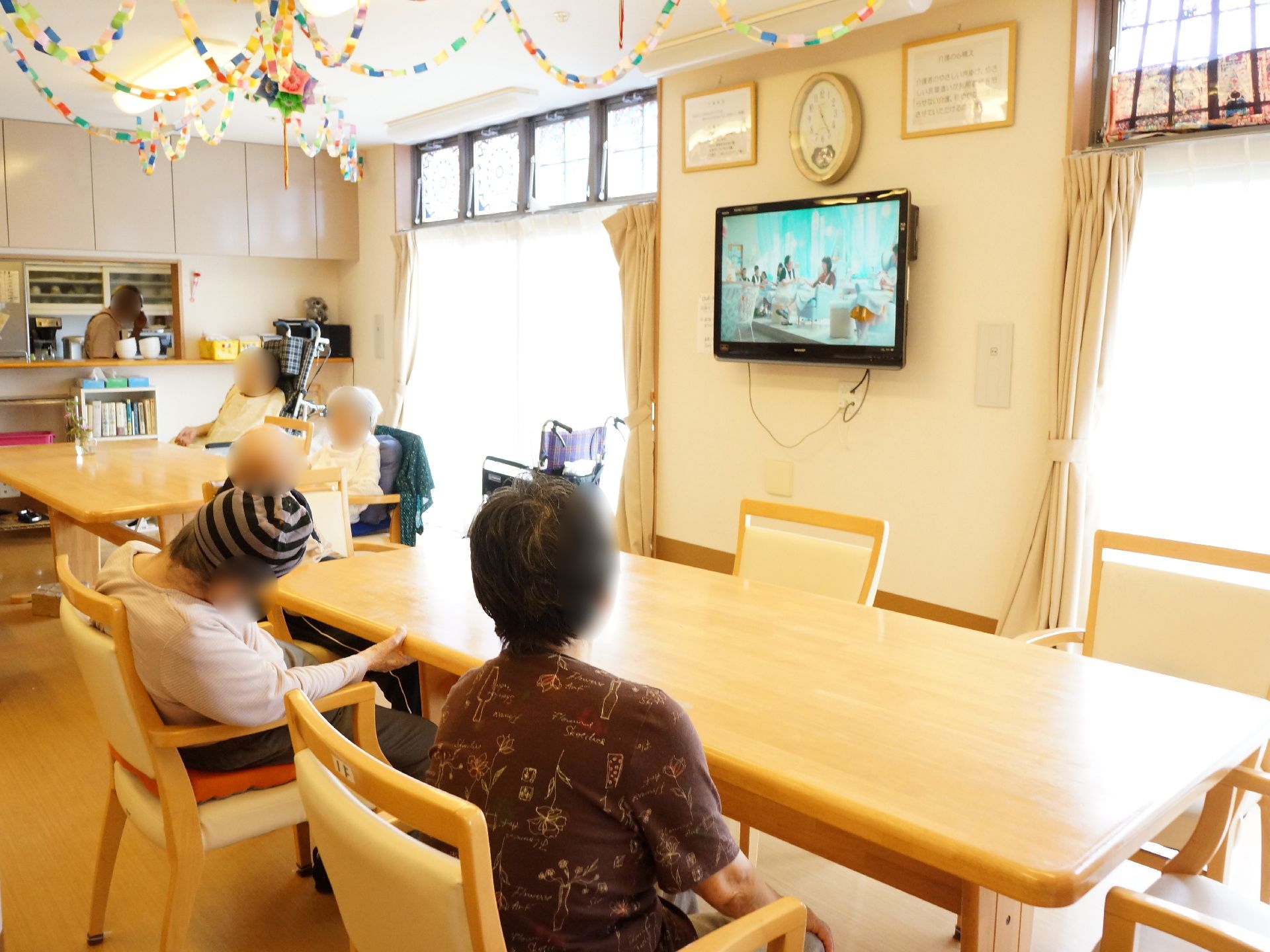 食堂にはテレビが設置されている。また、大きな窓があり、明るい空間となっている。椅子には肘掛けが備えられている。