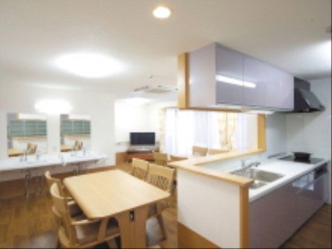 大きな窓から陽射しが差し込む、明るく広々とした共有スペース