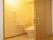 出入り口の大きなトイレは中も広々しており、車椅子や歩行器を利用されている方でもスムーズに移動していただける。