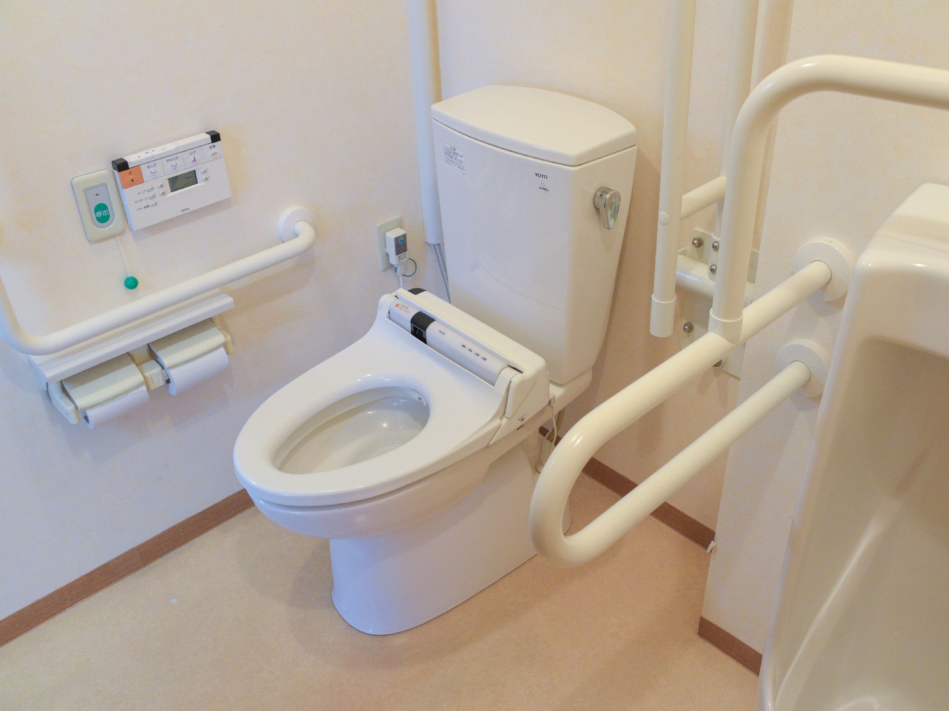 温水洗浄トイレと男性用便器が備わっている。どちらにも手すりが付いているので、立ち座りの際は安心できる。呼出ボタンが付いている。