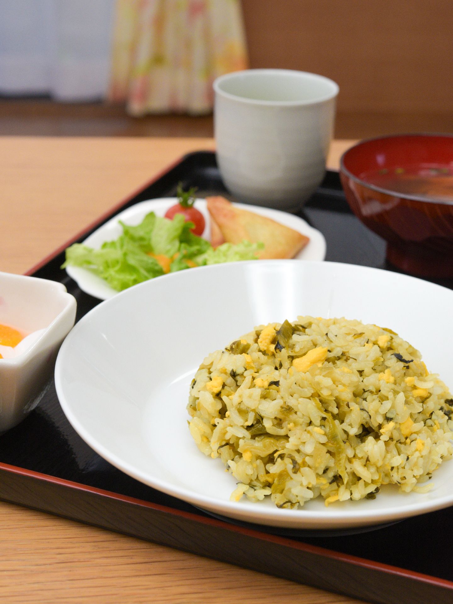 今日のメニューはチャーハンにサラダ、お味噌汁、デザート。健康や栄養バランスはもちろん、食べるのが楽しみになるようなお食事を提供している。