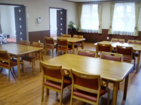 車椅子をご利用の方が移動しやすい、テーブルと椅子がゆったりと設置されたスペース