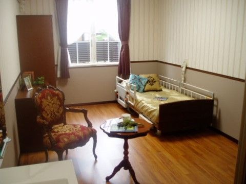 明るい光の射し込む居室には手すり付きの介護用ベッドが用意されている。愛用の物を持ち込み、好みに合わせた部屋にすることができる。