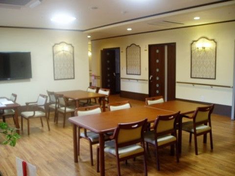 広々とした食堂には４人から６人掛けのテーブルが複数あり、他の入居者と語らいながら食事をとることができる。