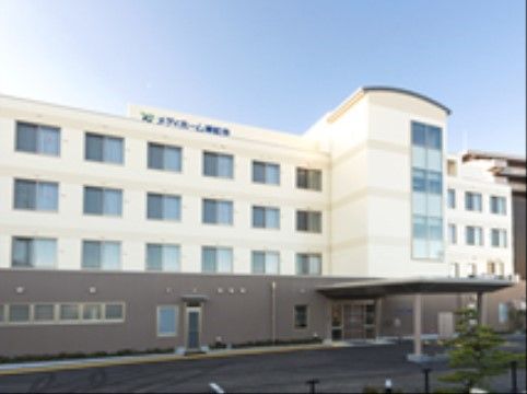 玄関前まで車で乗り入れることができる、広々とした敷地がある施設の外観