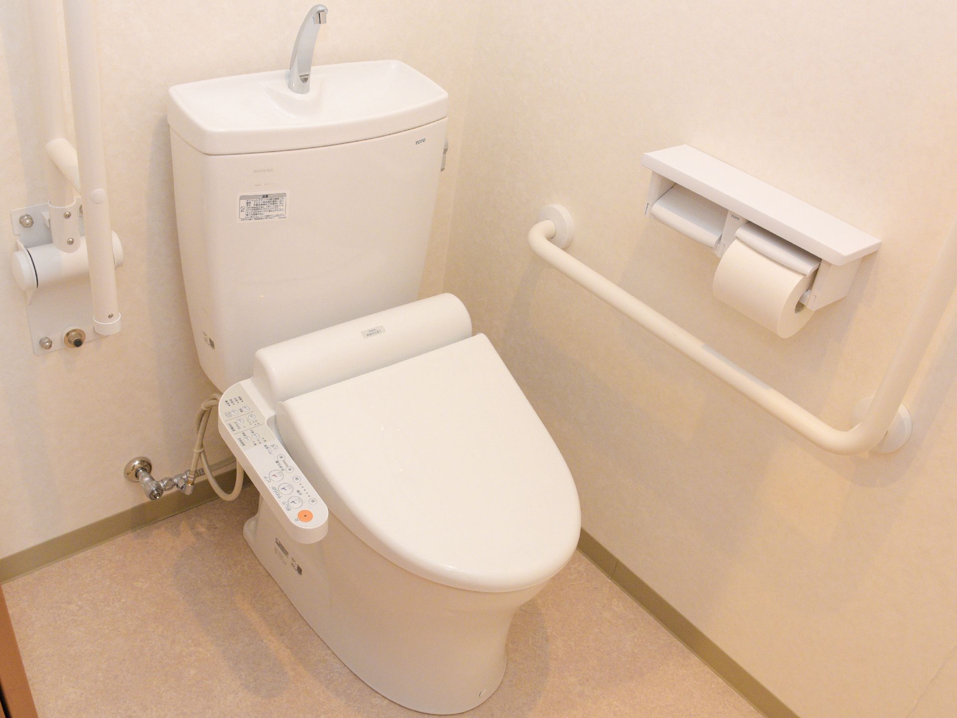 安全にご利用できるよう、洋式の便座の両側の壁には手摺りが設置され、緊急時のナースコールも設けられている。