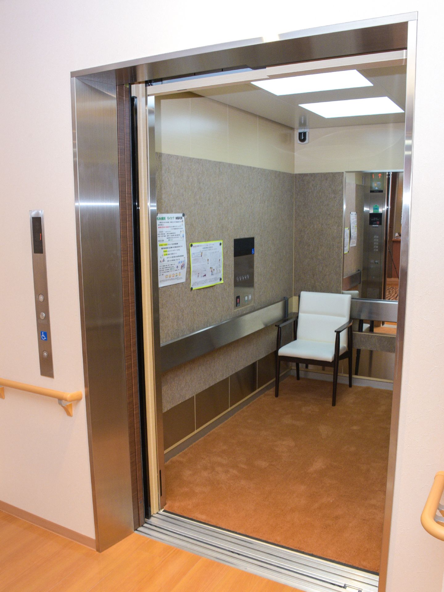 エレベーターの中には手摺りや鏡のほか、座って休めるよう椅子も用意されている。また、車椅子でのご利用の際に使用する操作板も設置されている。