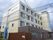 施設は4階建ての建物で、道路から見える外壁の高い位置に大きく施設名が書かれている。また、道にも看板が立てられている。