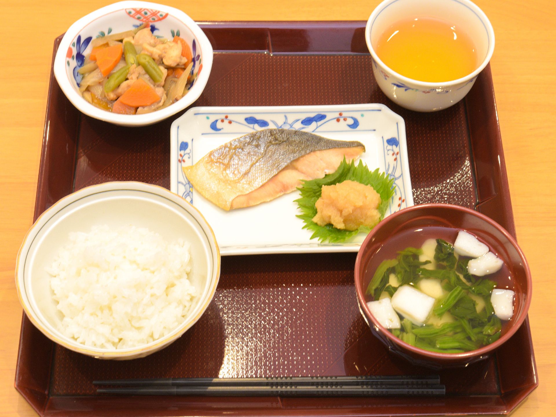 食事のお盆の上にはごはんと汁物、メインの魚と小鉢、それにお茶が乗っている。日々の食事は彩りにも配慮されたバランスのよいものになっている。