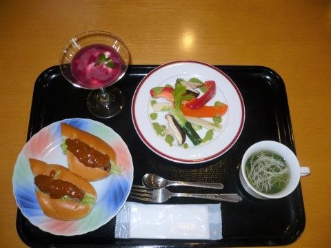 食事はトレーに乗せて１人ずつ提供している。野菜を多く摂ることができる献立になっており、栄養バランスも考えられている。