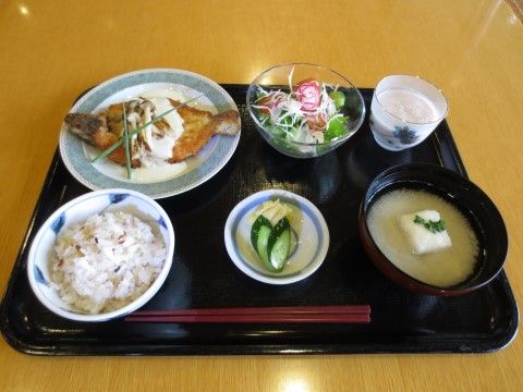魚をメイン料理としたヘルシーなメニューになっている。トレーに乗せて提供しており、サラダなど野菜をたくさん摂ることができる。