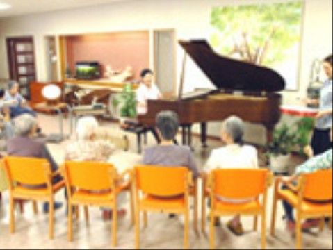 「住宅型有料老人ホーム　クラシックレジデンス江戸川台」のレクリエーション。ピアノを使ったレクリエーションが行われている。