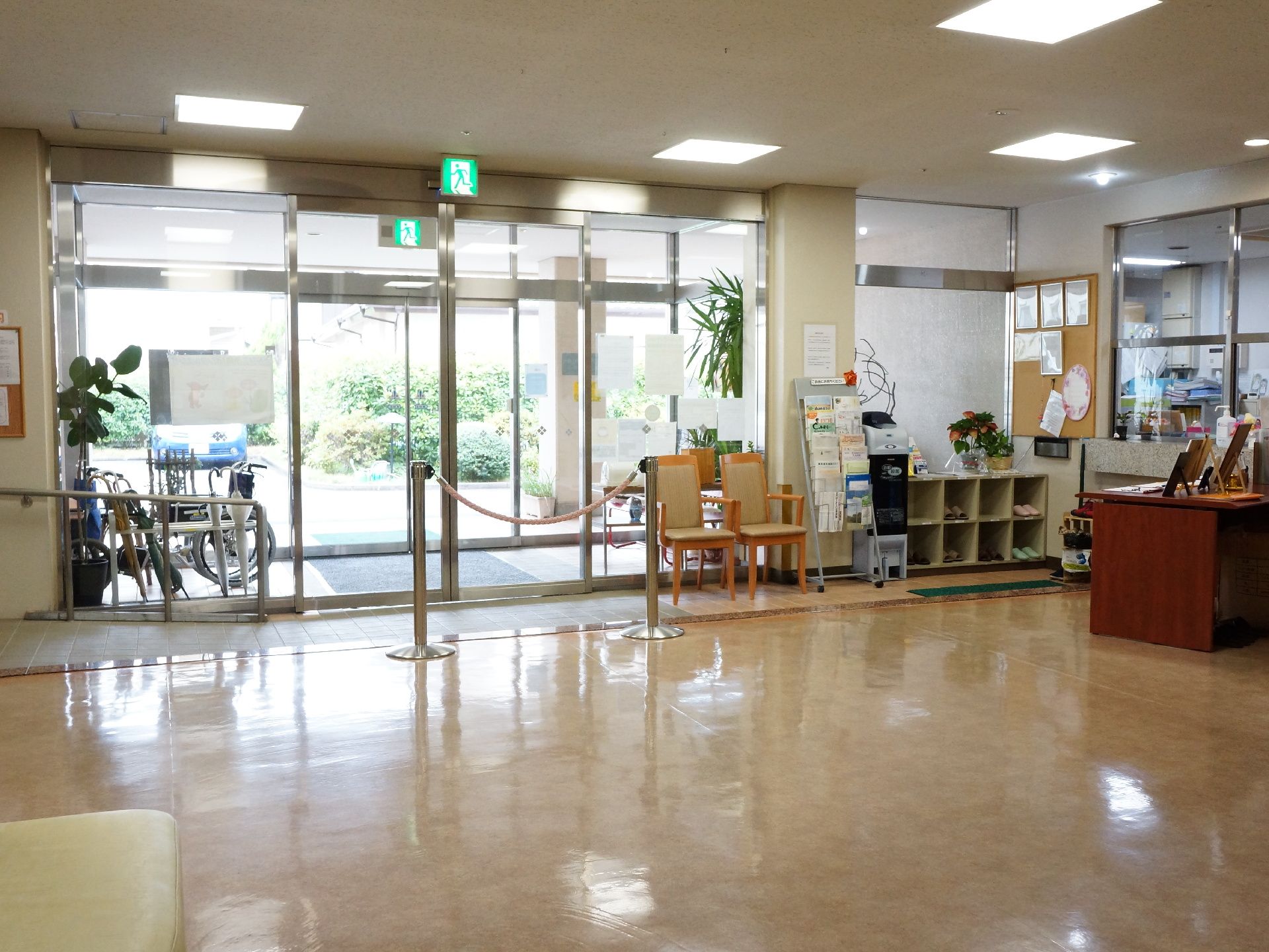 開放感のある広さの玄関エントランスは、スロープがある作りになっているので、車椅子でも移動がスムーズに出来る。
