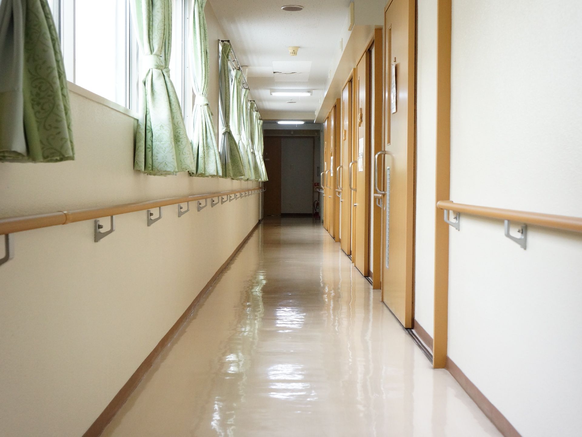 廊下には窓が多く設置されているので、大変明るくなっている。また足の不自由な人のために、手すりが取り付けられている。