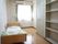 部屋には窓があるので日が入る。電動介護ベッド、空調機、クローゼット、棚、ナースコールが設けられている。