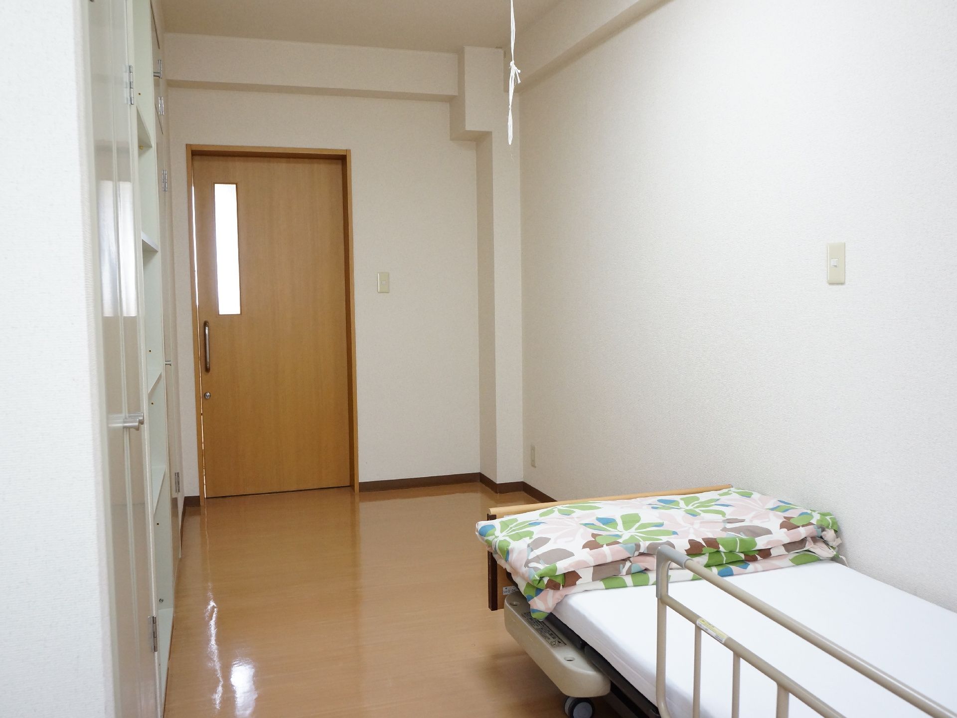 部屋は、段差のないフラットな木目調の床である。壁は白色になっていて、部屋の戸は引き戸に作られている。