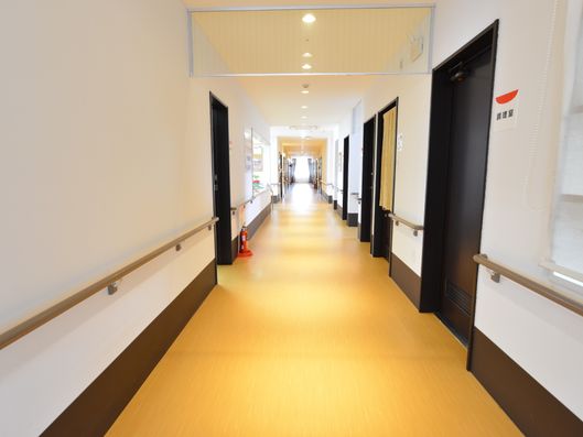 手すりが低めに設置された廊下