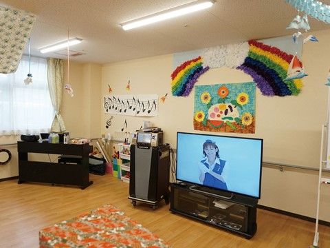 華やかに飾りつけされた広いスペースに設置されたカラオケセット