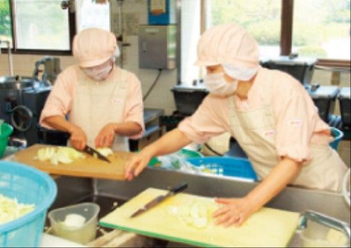 衛生面に気を付けながらスタッフが調理している施設の食事