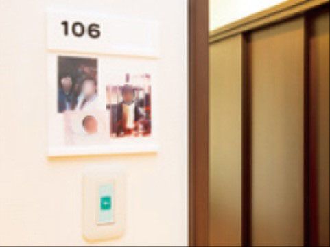 居室の入り口に設置している、入居者様の写真と呼び出しボタン