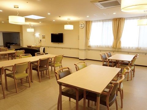広く明るいリビングでは、余裕を持って家具が配置してあるため、車椅子をご利用の方でも安心して行き来が可能。楽しい時間を過ごせる。
