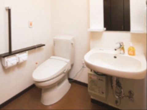 トイレはスペースを広く取ってあり、車椅子をご利用の方でもスムーズに利用可能。手すりもあるため、一人でも安心である。