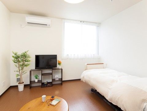 居室は新しく、白い壁で大変清潔感溢れる空間である。自分の好きな家具を配置できるので、好みの部屋に仕上げることができる。