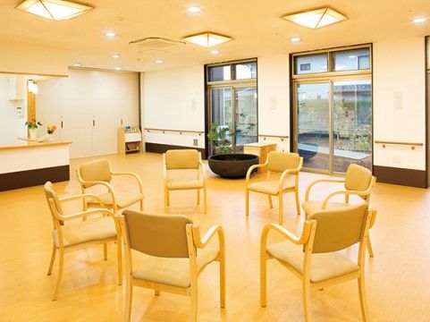 リラックスルームには大きな窓があり、とても明るい部屋である。ご家族の方や入居者様との楽しい時間を過ごすことができる。