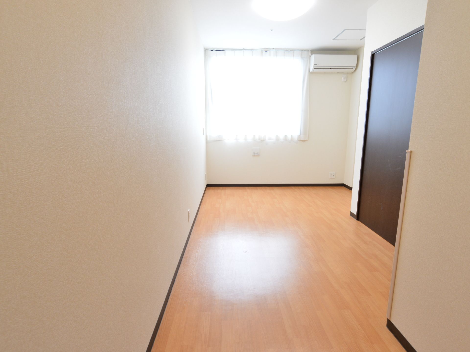 居室は一人用の部屋が25室も用意されていて、エアコンやカーテンは備え付けられている。また家具など持ち込み可能で居住者が自由にアレンジできる。