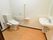 居室のトイレも広々としたつくりで、足腰の弱い人のために壁には手すりが設置されている。また洗面台も備え付けられている。