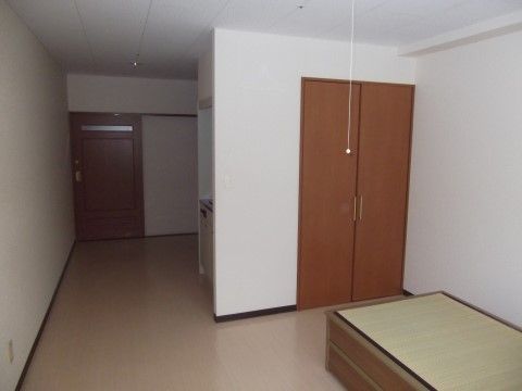 「ケアハウス　関金インターケアハウス」の居室。シンプルな作りの居室。