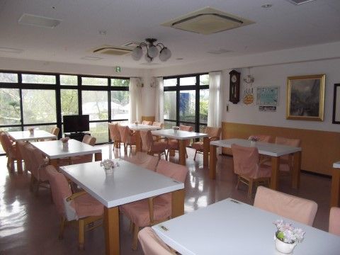 「ケアハウス　関金インターケアハウス」の食堂。大勢で食事を楽しめる。