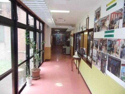 「ケアハウス　関金インターケアハウス」の廊下。ゆとりを持たせたスペースがある。