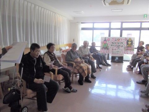 「ケアハウス　関金インターケアハウス」のひなまつり。ひなまつりのイベントが行われている。
