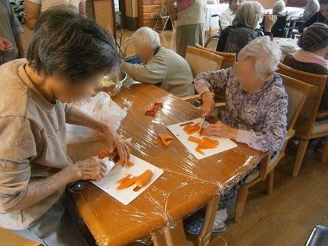 食事の下準備をしながら、会話を楽しんでいる入居者様
