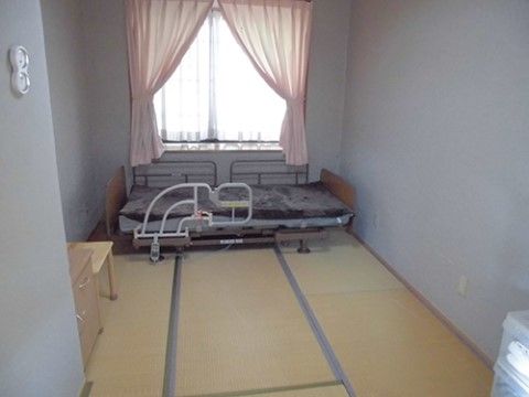 心安らかに過ごせる畳の部屋を用意している。プライベートな時間も大切に考え、ゆったりと寛げる空間づくりに力を入れている。