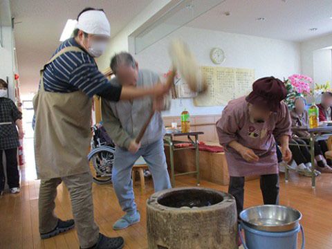 スタッフのサポートを受けながらイベントに参加している入居者様