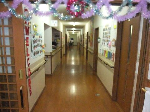 「関金みのりグループホーム」の廊下。にぎやかな飾り付けがされている。