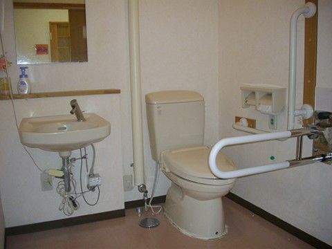 「北栄みのりグループホーム」のトイレ。手すりを設けている。
