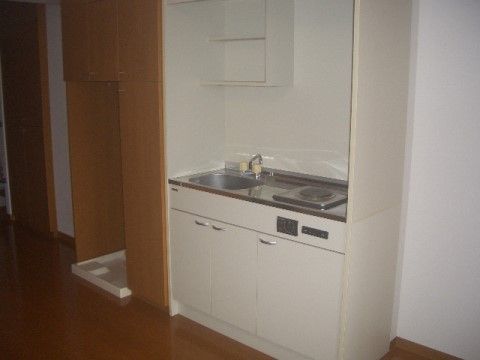 居室内に備え付けられているミニキッチンはIHコンロになっており、安心して使用することができる。キッチンの収納スペースも多い。