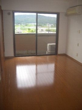 窓から出ることができるベランダからは、山や草木など自然を眺めることができる。エアコンも備え付けられており快適に過ごせる。