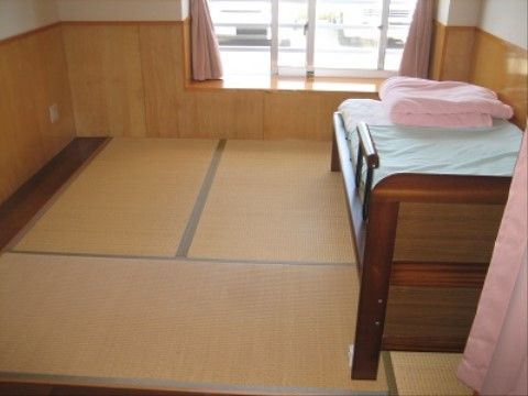 「グループホーム来間」の居室。和室のお部屋がある。