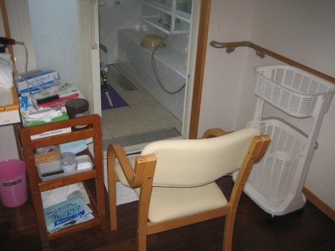 「グループホーム来間」の脱衣所。入浴の介助も行われている。
