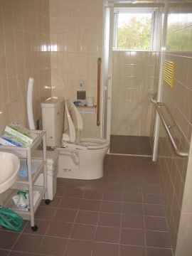 「グループホーム来間」のトイレ。トイレの介助も行われている。