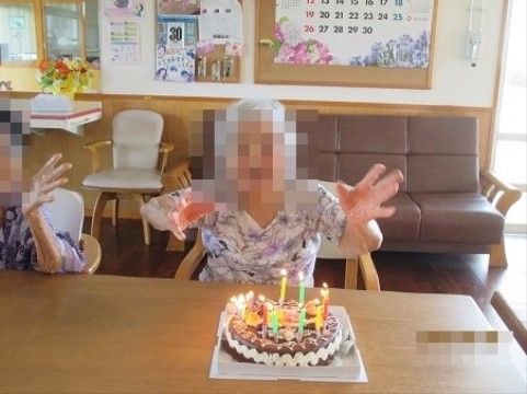 「グループホーム来間」のお誕生日。ケーキでお祝いしている。