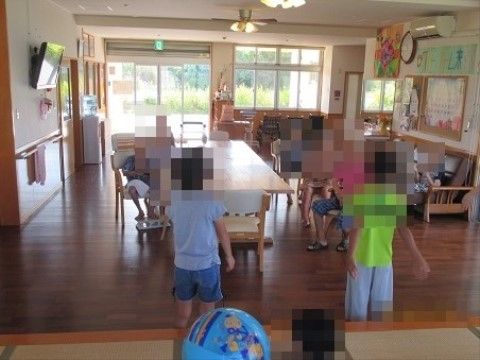 「グループホーム来間」の夏休みラジオ体操。地域の方々との交流を大事にしている。