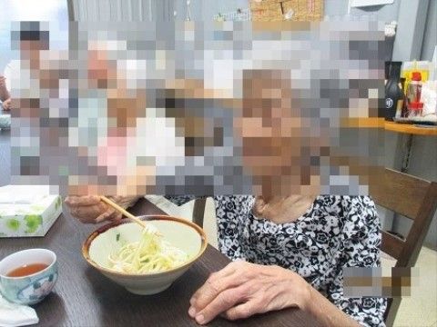 「グループホーム来間」の外食。ホームでのお食事以外に、外食も可能。