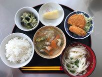 コロッケとご飯と汁物、デザート付きの和食