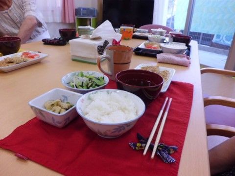 ランチョンマットの上に置かれた、栄養バランスの良い食事