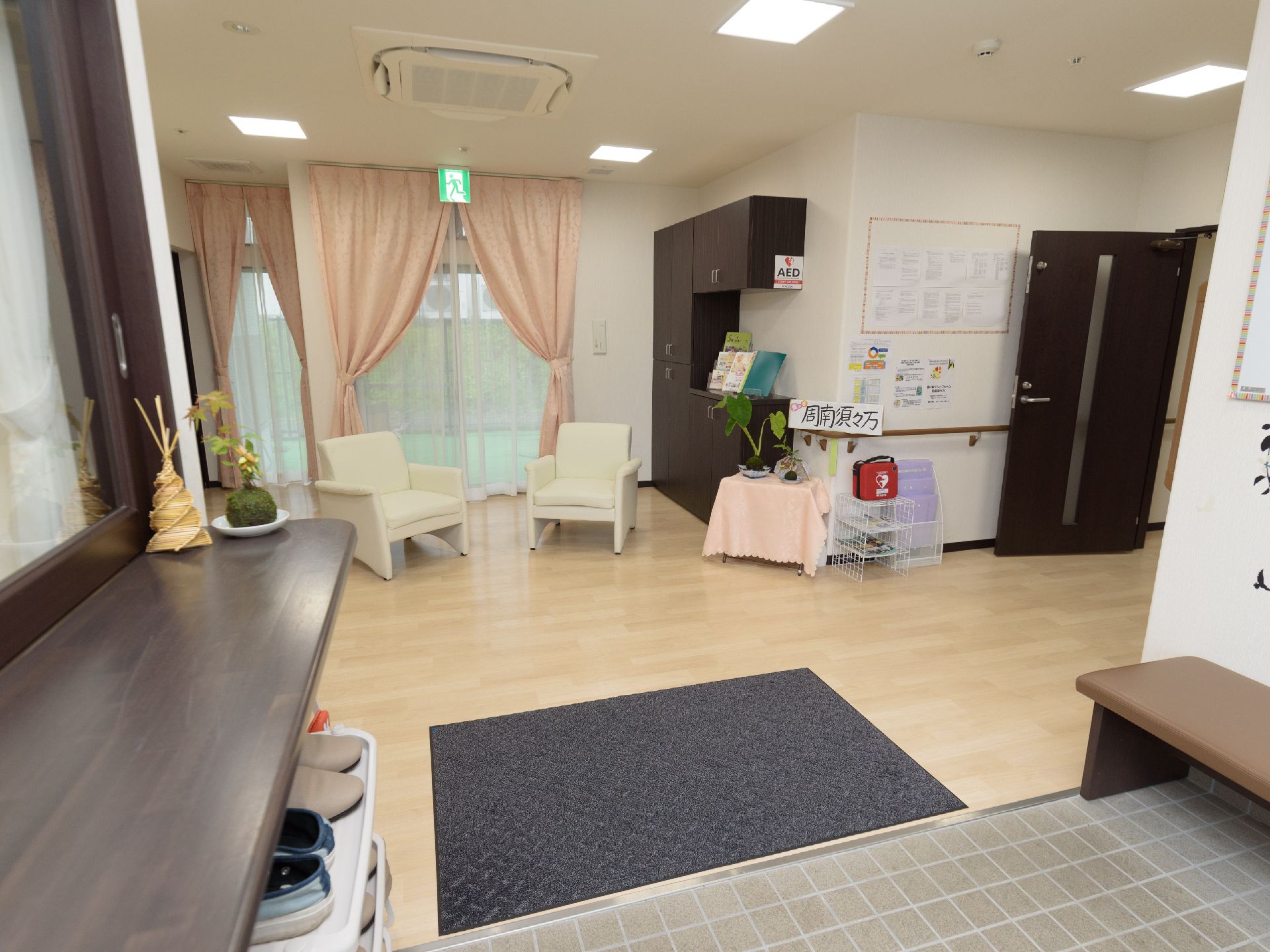 靴を履き替える際に座ることができるベンチが設置された玄関